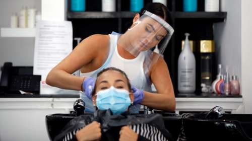 Nέα έρευνα για τον κορονοϊό: Πόσο επικίνδυνα είναι τα κομμωτήρια - Το πείραμα με τις θετικές κομμώτριες και τους 140 πελάτες