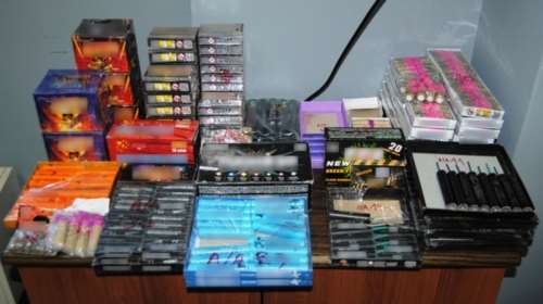 Σέρρες: Χειροπέδες σε 22χρονο που βρήκαν σπίτι του μαχαίρια, ρόπαλα και κοντά 2.500 κροτίδες