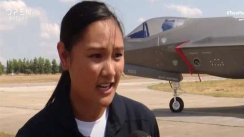 &quot;Δεν φοβάμαι ποτέ όταν πετάω&quot;: Τι εξομολογείται η γυναίκα πιλότος του F-35 στην Τανάγρα