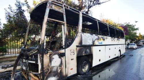 Ομάδα νεαρών έκαψε τρία λεωφορεία και κατέστρεψε στάση έξω από το Γεωπονικό - Εννέα προσαγωγές