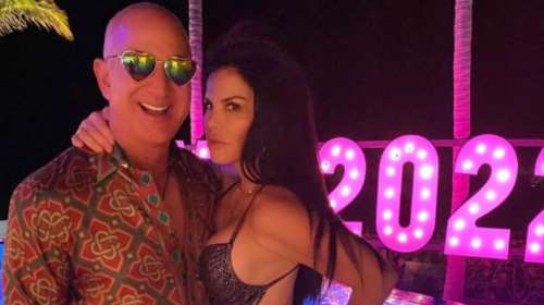 Ξεσαλώνει το twitter με το disco look του Τζέφ Μπέζος- Με κολλητό πουκάμισο και γυαλί καρδούλες...