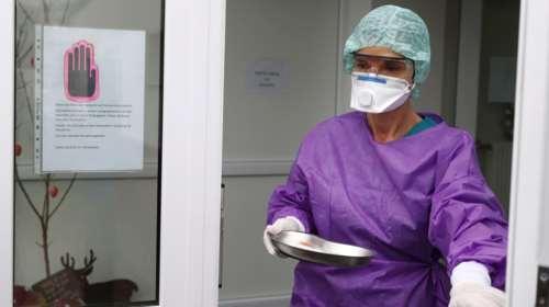 Κορονοϊός: Πόσες ώρες αντέχει ο ιός στην ατμόσφαιρα και πόσες πάνω σε επιφάνειες