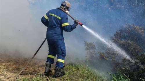 Φωτιά στην Κερατέα: Καίει σε χαμηλή βλάστηση