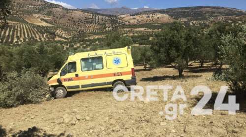 Απίστευτο τροχαίο στο Ηράκλειο: Ασθενοφόρο πήγε να παραλάβει τραυματία και έπεσε σε... ελιά [εικόνες]