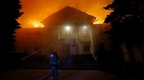 Ουκρανία: Στις φλόγες το Πανεπιστήμιο του Ντόνετσκ - "Το Κίεβο έριξε πυρομαχικά διασποράς" λένε οι Ρώσοι