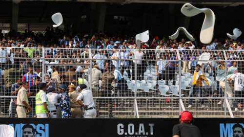 Ινδία: Οπαδοί κατέστρεψαν το γήπεδο στην Καλκούτα επειδή ο Μέσι εμφανίστηκε μόνο για λίγα λεπτά [βίντεο]