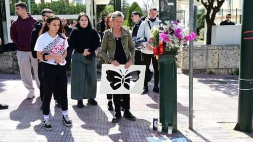 Τροχαίο στη Βουλή: Συντετριμμένη η μητέρα του Ιάσονα - &quot;Ούτε το δίπλωμα δεν του πήραν, έτσι λειτουργεί η Δικαιοσύνη&quot;