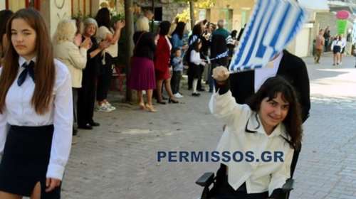 Η πρώτη παρέλαση της μικρής Αλεξίας μετά τον τραυματισμό της από αδέσποτη σφαίρα