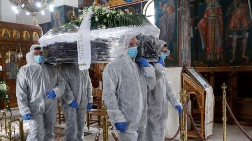Κορονοϊός: Γροθιά στο στομάχι οι φωτογραφίες του Reuters για τις κηδείες στην Ελλάδα - Σελοφάν στα φέρετρα και στολές