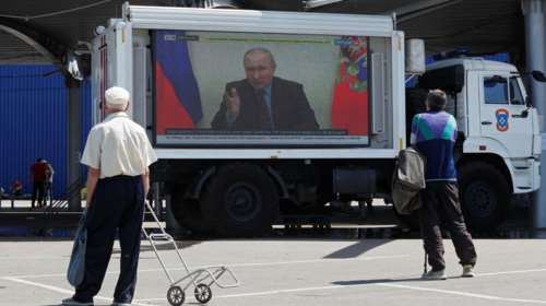 Πόλεμος στην Ουκρανία: Η ζωή επιστρέφει στην κατεστραμμένη Μαριούπολη - Χωρίς νερό αλλά με τον... Πούτιν σε γιγαντοοθόνες