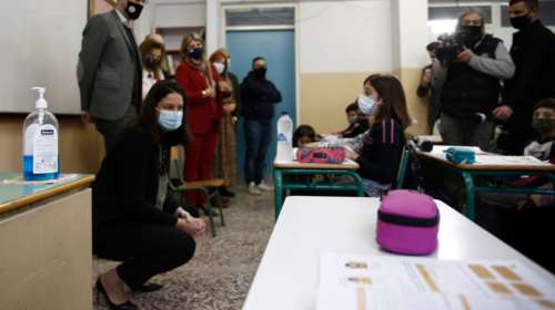 Το &quot;δώρο&quot; ενός δασκάλου στους μαθητές του που συγκίνησε τη Νίκη Κεραμέως