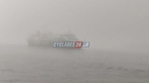 Εντυπωσιακό τοπίο στην Πάρο: Η ομίχλη &quot;εξαφανίζει&quot; το λιμάνι και τα πλοία [εικόνες-βίντεο]