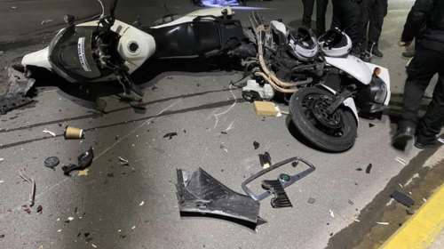 Απίστευτο σκηνικό στον Άλιμο: &quot;Τρελό&quot; ΙΧ έπεσε πάνω σε μηχανές της ΔΙΑΣ και περιπολικό [εικόνες]