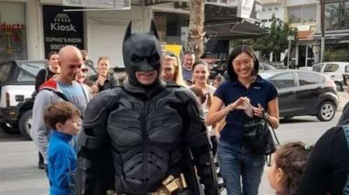 Γραφική συγκέντρωση αρνητών και ψεκασμένων στην Κύπρο - Παρών και ο... Μπάτμαν [βίντεο]