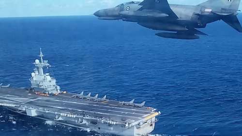 Το γαλλικό αεροπλανοφόρο Charles De Gaulle μαζί με τα ελληνικά Rafale - Ηχηρό μήνυμα ενόψει σεισμικών ερευνών
