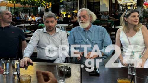 ΠΑΣΟΚ: Στηρίζει Ανδρουλάκη ο &quot;παπα-Μιχάλης&quot; - Η συνάντηση με τον ηθοποιό του &quot;Σασμού&quot; [βίντεο]