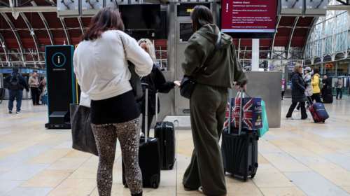 Υποχρεωτική από σήμερα η έκδοση βίζας για τους Ευρωπαίους που θέλουν να πάνε στη Βρετανία