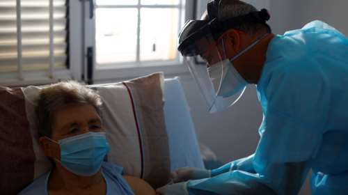 Κορονοϊός: Συνεχίζει τους εμβολιασμούς με AstraZeneca για τους 60-69 ετών η Ισπανία