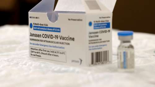 ΕΜΑ για το εμβόλιο της J&amp;J: Να συνεχιστεί η χρήση του, πολύ σπάνιες οι θρομβώσεις