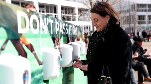 Κορονοϊός: Ανθεκτικότερος από τη γρίπη - Επιβιώνει 28 ημέρες σε γυαλί, ατσάλι και χαρτονομίσματα