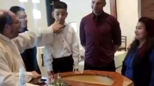 Απίστευτος πιτσιρικάς άφησε άφωνο τον ιερέα στη βάφτισή του: Μπέρδεψε τον χριστιανό με τον... Κριστιάνο Ρονάλντο