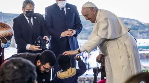Ο Πάπας Φραγκίσκος υποδέχθηκε προσφυγόπουλο από τη Λέσβο, στο Βατικανό