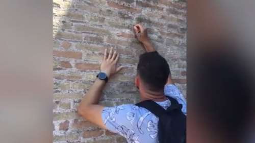 Σάλος στην Ιταλία με τουρίστα: Χάραξε στον τοίχο του Κολοσσαίου το όνομά του και της αρραβωνιαστικιάς του [βίντεο]
