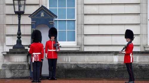 Βασίλισσα Ελισάβετ: Κόσμος έχει αρχίσει να μαζεύεται έξω από το παλάτι του Μπάκιγχαμ στο Λονδίνο [εικόνες]