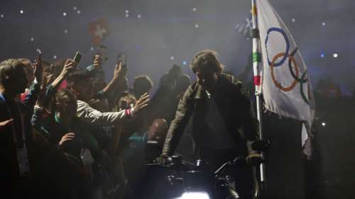 Η τελετή λήξης των Ολυμπιακών Αγώνων 2024: Ο Τομ Κρουζ πήρε τη Σημαία και έφυγε για το Λος Άντζελες