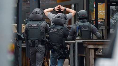 Ολλανδία: Η στιγμή που παραδίδεται ο δράστης - Ελεύθεροι οι όμηροι που κρατούσε σε μπαρ [βίντεο]