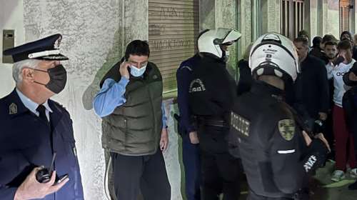 Πάτρα: Αστυνομία έξω από το σπίτι της Πισπιρίγκου - Εξαγριωμένο το πλήθος, φωνάζουν &quot;Κρεμάστε τη&quot; [Βίντεο]