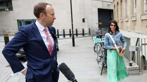 Σάλος στη Βρετανία: Πιέζουν τον Μπόρις Τζόνσον να αποπέμψει τον Ματ Χάνκοκ για το ροζ σκάνδαλο