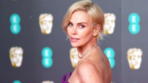 Σαρλίζ Θερόν: Η εκπληκτική εμφάνιση στους δρόμους του Λος Άντζελες με τζιν jumpsuit