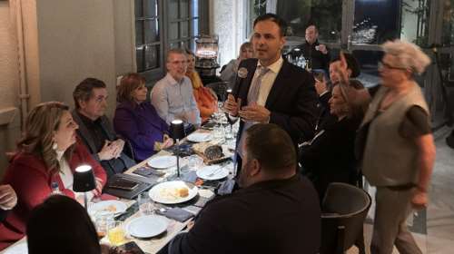 Γάμος ομόφυλων: Η στιγμή που Σακελλαροπούλου, Σκέρτσος και Πατέλης γιορτάζουν σε wine bar την ψήφιση του νομοσχεδίου