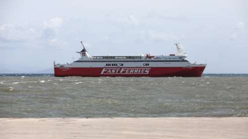 Ακινητοποιημένο και δεμένο από ρυμουλκό ανοιχτά της Ραφήνας το Fast Ferries Andros - Εγκλωβισμένοι 734 επιβάτες από το πρωί