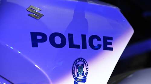 Θεσσαλονίκη: 22χρονος έπεσε με το αυτοκίνητό του σε περιπολικό – Τραυματίστηκαν τρεις αστυνομικοί