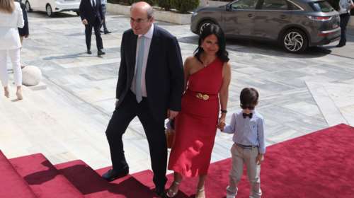 Με... συζύγους και παιδιά στη Βουλή νέοι και παλιοί βουλευτές [εικόνες]