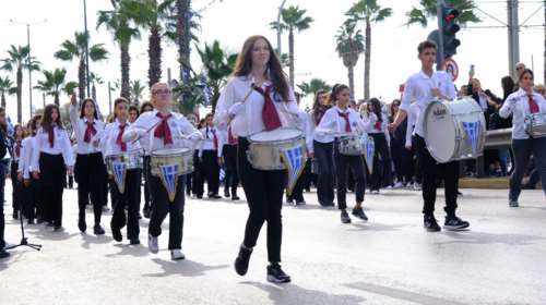 Καταγγελία για διευθυντή σχολείου: Ζήτησε από μετανάστες λεφτά για το στεφάνι που θα κατέθετε η κόρη τους