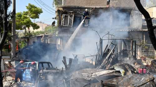 Φωτιά στο Πέραμα: Η στιγμή της έκρηξης σε εγκαταλελειμμένο οικόπεδο - Τραυματίστηκε πυροσβέστης