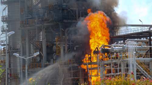 Φωτιά στις εγκαταστάσεις της Motor Oil στην Κόρινθο [εικόνες]