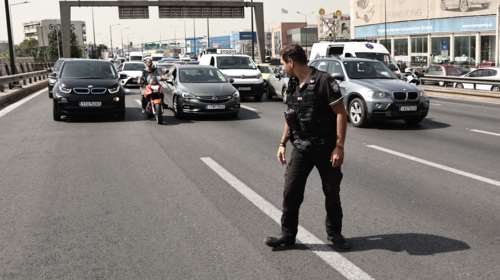 Απίστευτη κίνηση στην Αθήνα: Ακινητοποιημένη η παραλιακή από Πειραιά προς Μοσχάτο – Μπλοκαρισμένη η κάθοδος του Κηφισού