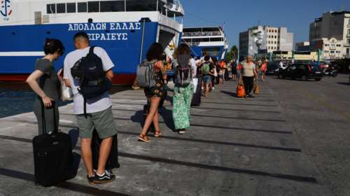 Πειραιάς: Αναχωρούν οι τελευταίοι αδειούχοι του Ιουλίου - Αυξημένη η επιβατική κίνηση στο λιμάνι [βίντεο]