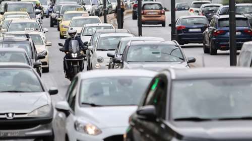Εξοδος με εορταστικό &quot;μποτιλιάρισμα&quot;: Απίστευτη ταλαιπωρία για τους οδηγούς σε Αττική Οδό, Κηφισό και Εθνική Οδό
