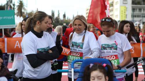 Ημιμαραθώνιος Αθήνας: Παρούσα και η Μαρέβα Μητσοτάκη, με την κόρη της Δάφνη [εικόνες]