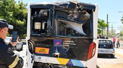 Διαμαρτυρία για το τροχαίο στη Βούλα με τα λεωφορεία του ΟΑΣΑ: &quot;Η συναδέλφισσά μας ήταν 16 ώρες στο τιμόνι&quot; - Διάψευση Κυρανάκη