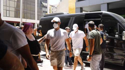 Ύδρα: Στον Εισαγγελέα οι 13 συλληφθέντες της θαλαμηγού για την φωτιά από πυροτεχνήματα - Με καπέλα, μάσκες και γυαλιά