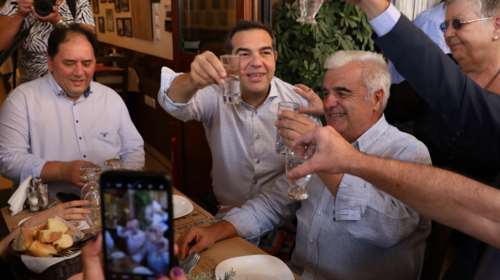 Ο Αλέξης Τσίπρας δεν είναι πια στο απυρόβλητο - Τον &quot;καρφώνουν&quot; οι παλιοί του σύντροφοι ακόμα και για στρατό χυδαίων τρολ