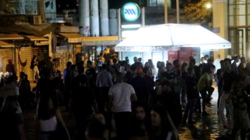 &quot;Πάρτι&quot; συνωστισμού στις πλατείες το βράδυ του Σαββάτου - Χωρίς μάσκες και αποστάσεις [Εικόνες-Βίντεο]