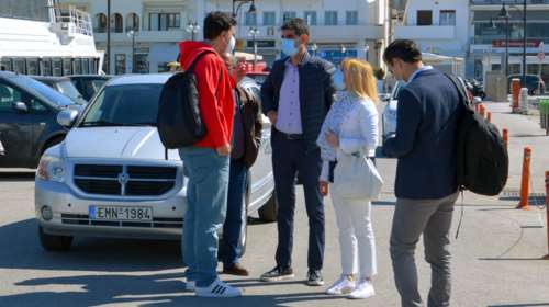 Χαλαρός στη Νάξο με κόκκινο μπουφάν, τζιν και αθλητικά ο Βασίλης Κικίλιας - Γατί πήρε &quot;σβάρνα&quot; τα νησιά ο Υπουργός Υγείας