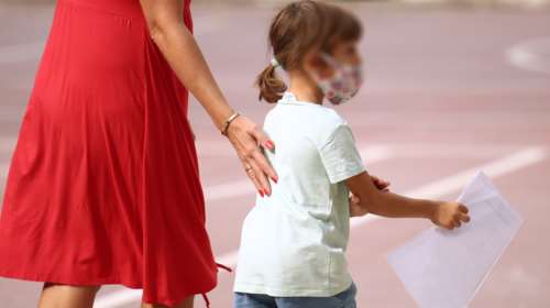 ΕΛΑΣ για το επεισόδιο σε σχολείο του Πειραιά: Γιατί μεταφέρθηκαν γονείς και εκπαιδευτικοί στο Τμήμα